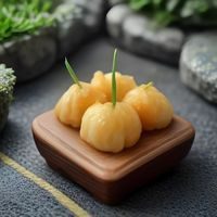 紫姬网内容主编在工作台前整理资料的半身照，表情专注，背景为简洁书架